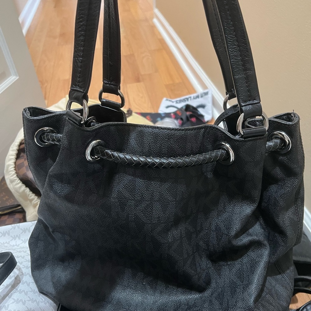 Michael Kors bucket bag great shape amazing